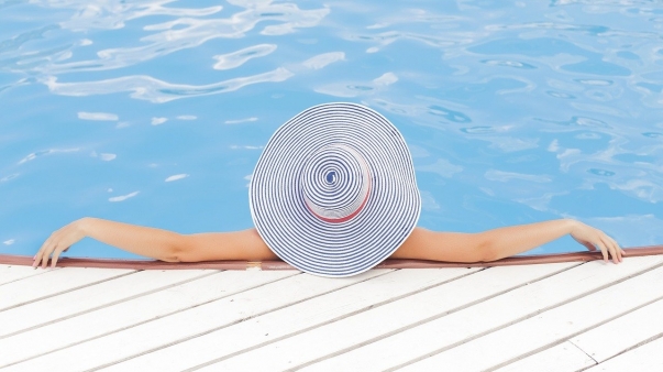 pool-690034_1280