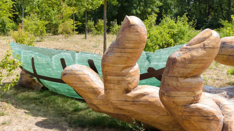 Huge,Wooden,Hand,Let,The,Glass,Boat,Go