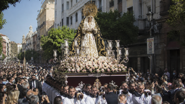procesion con la virgen
